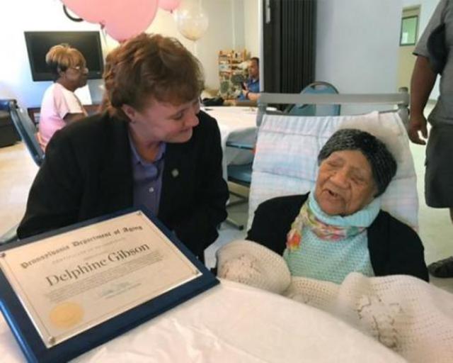 美国最年长人瑞庆祝114岁生日 州长送祝福(图)