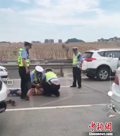 广东司机冲卡连撞8辆车 碾压3辆警用摩托车逃逸