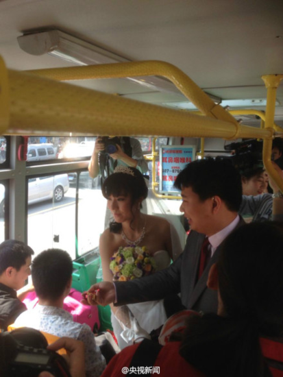 武汉新人将婚礼费捐给雅安 坐公交去结婚(图)