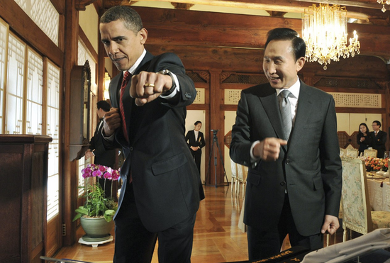 图说： 美国总统奥巴马展示跆拳道技能