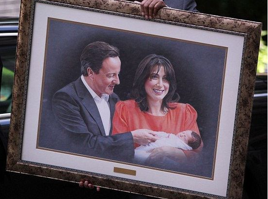 图说：英国首相卡梅伦夫妇同小女儿的合影油画