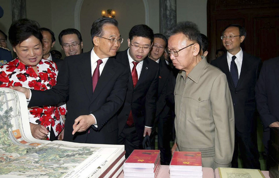 图说：中国总理温家宝向朝鲜领导人金正日介绍赠送的礼物