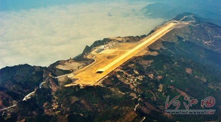 广西河池劈山建成山顶机场 状如航空母舰(图)