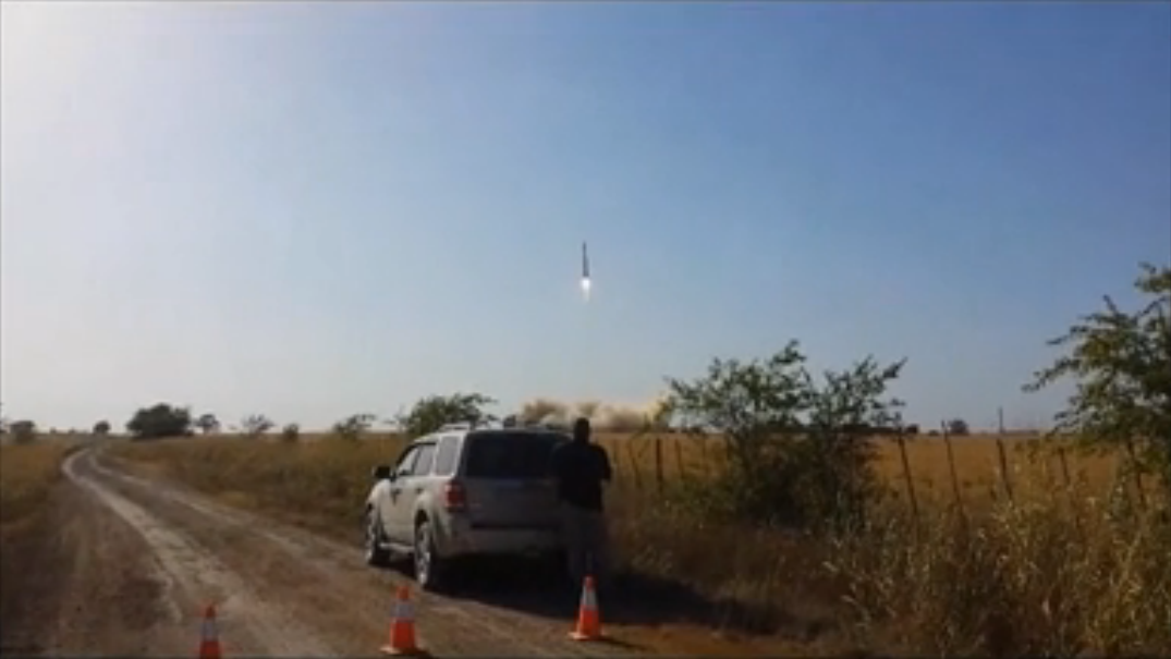 美国公司火箭升空后出故障爆炸 过程被路人拍摄