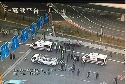 深圳机场豪车将5人撞至桥下