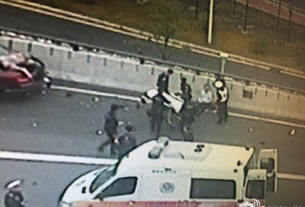 深圳机场豪车将5人撞至桥下
