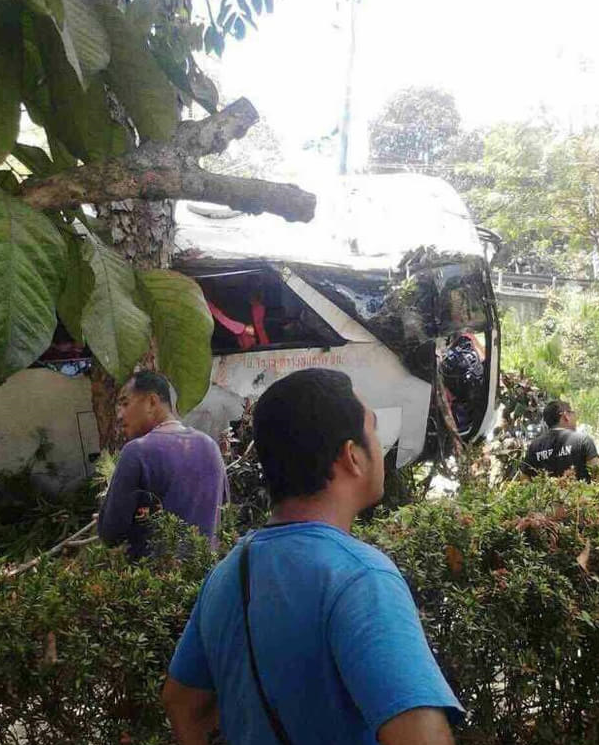 普吉岛旅游客车坠崖 中国游客3死17伤