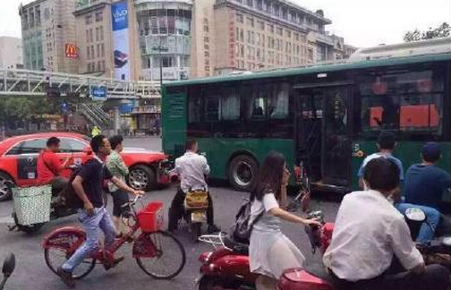 鸟叔乘豪车杭州街头撞公交 随后被另一豪车接走
