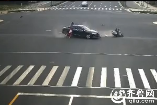 摩托车司机酒驾闯红灯被撞飞(视频截图)