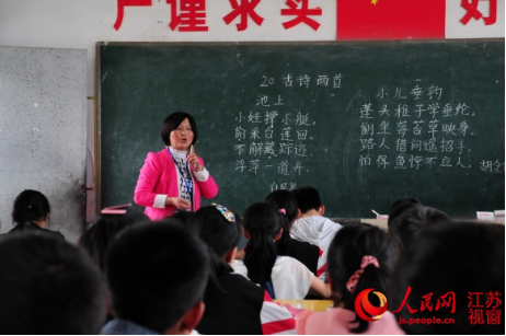图为身患癌症的江苏沛县乡村教师刘艳在给学生们上课。王新年 摄