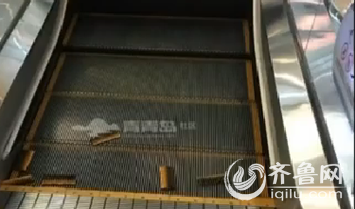 青岛：百丽广场电梯突然爆开吓坏保洁 疑是弹簧掉了