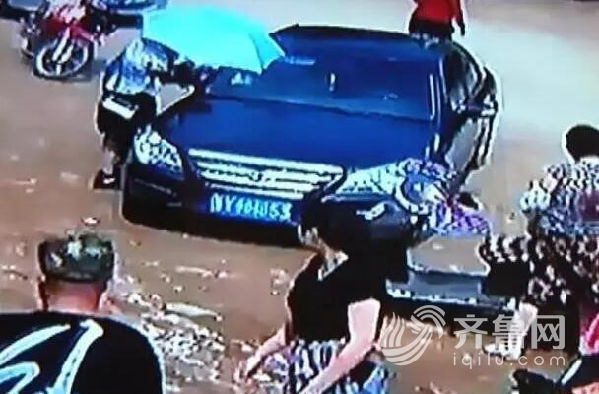 两岁幼童被锁车内全身汗湿 路人帮泼凉水降温