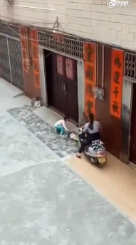 女子骑摩托车碾压女童双腿