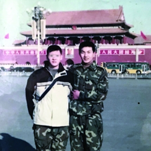 张浩（右）生前与朋友在天安门广场合影亲属供图