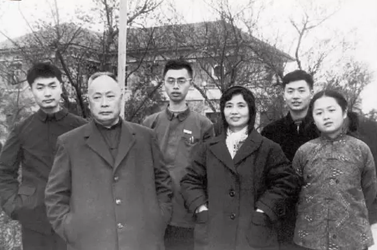 1964年2月，在成都的全家合影（照片后排中间为陈昊苏）