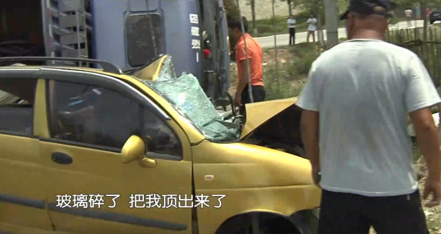 货车撞上黄色QQ现场惨不忍睹 交警已展开调查