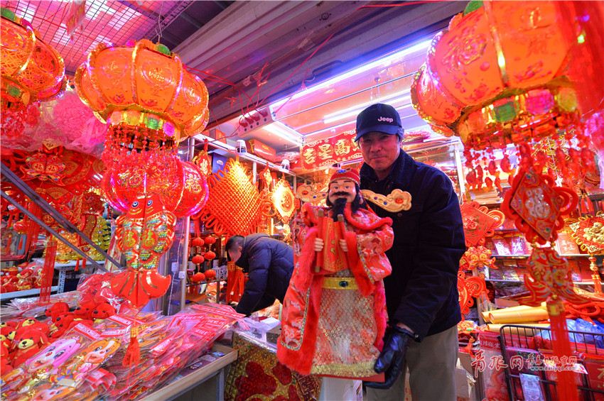 探访青岛小商品批发市场:灯笼,饰品旺销(图)