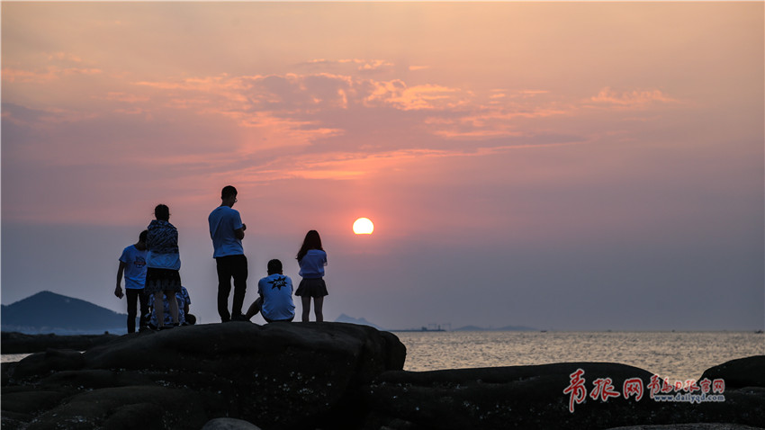 組圖:青島會場漁村日出絢爛多姿 朝霞似油畫美若仙境