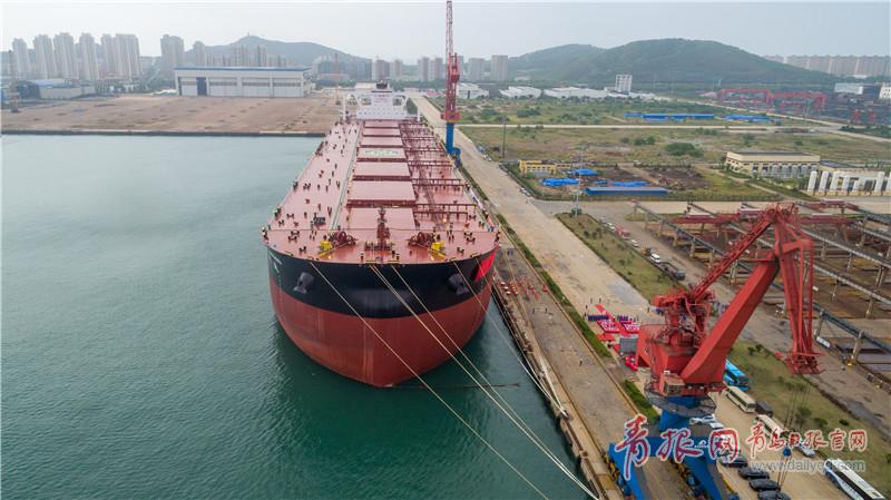 全球最大40万吨矿砂船青岛交付 甲板有3个足球场大