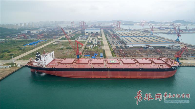 全球最大40万吨矿砂船青岛交付 甲板有3个足球场大