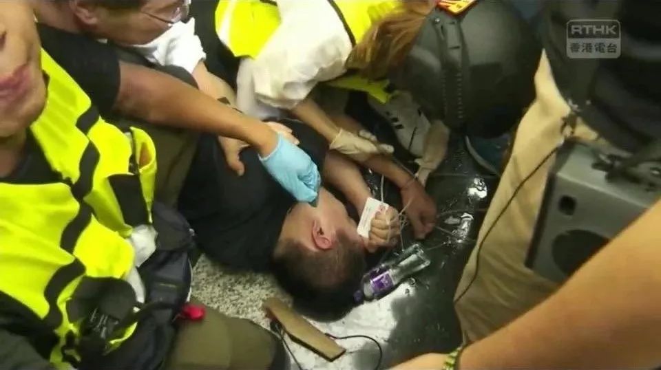 我支持香港警察,你们可以打我了,这位记者是咱海大毕业生,教过他的