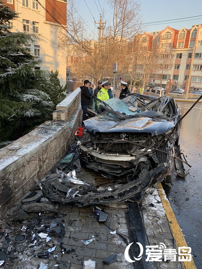 雪天路滑!奉化路突發慘烈車禍,一輛奔馳車被