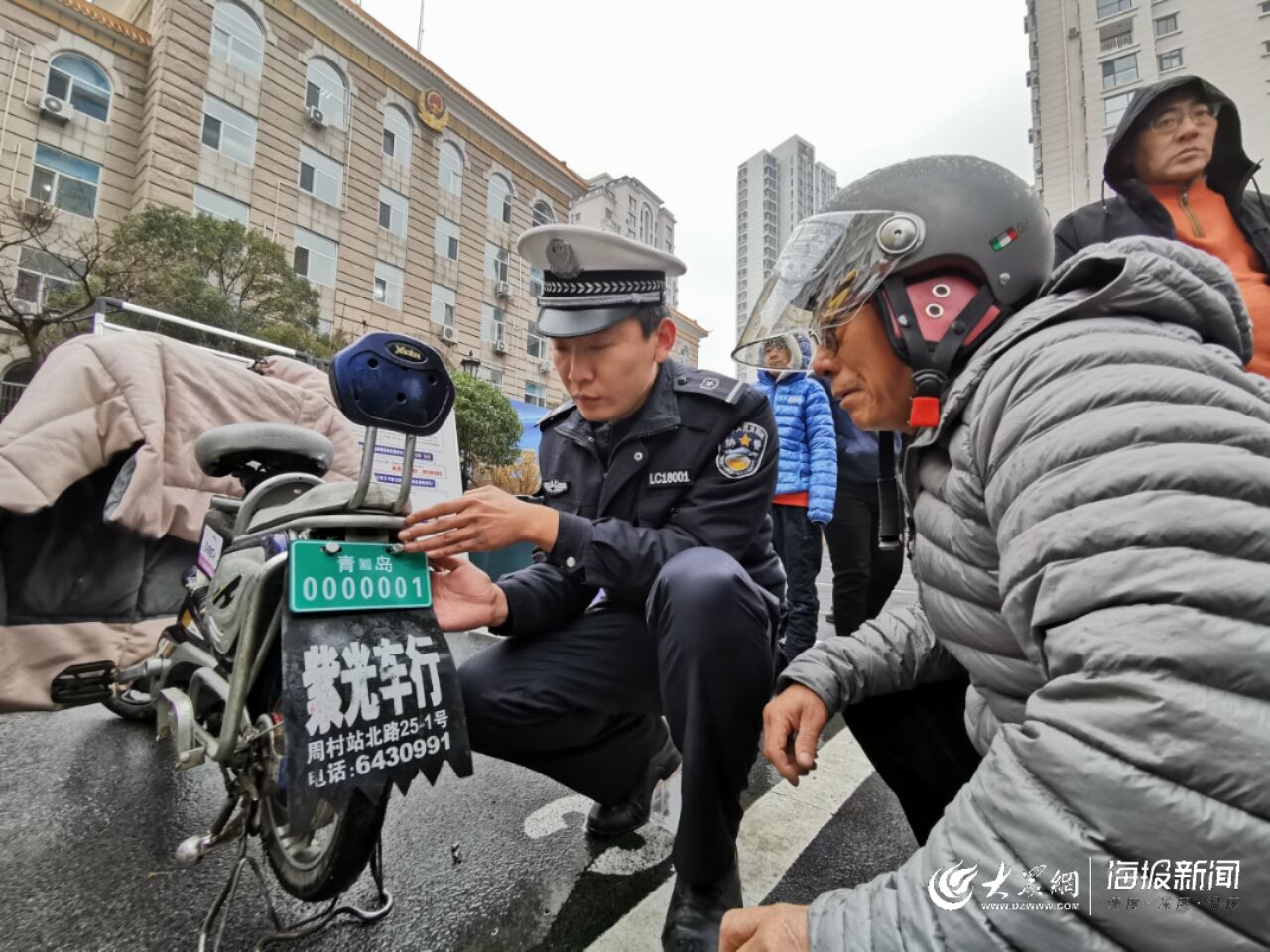 2019年末青岛市区挂出首张正式电动自行车牌照