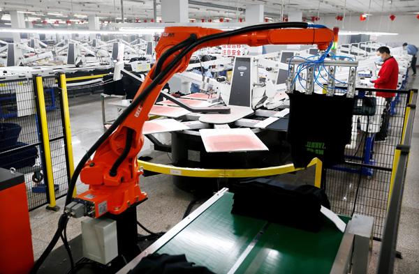 青岛云路新能源科技有限公司生产车间里,工人在生产线上忙碌