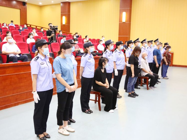 青岛法院对8起43人黑恶势力犯罪案件集中宣判