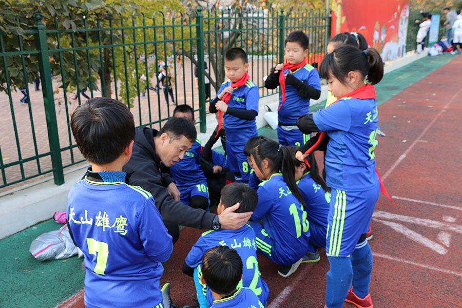 天山小学"校长杯"足球赛二·1班稳夺级部冠军 精彩进球集锦来了