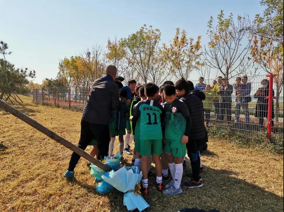 与铜川路小学激烈角逐李家进射门刘养慧带球突破射门李家进带球突破