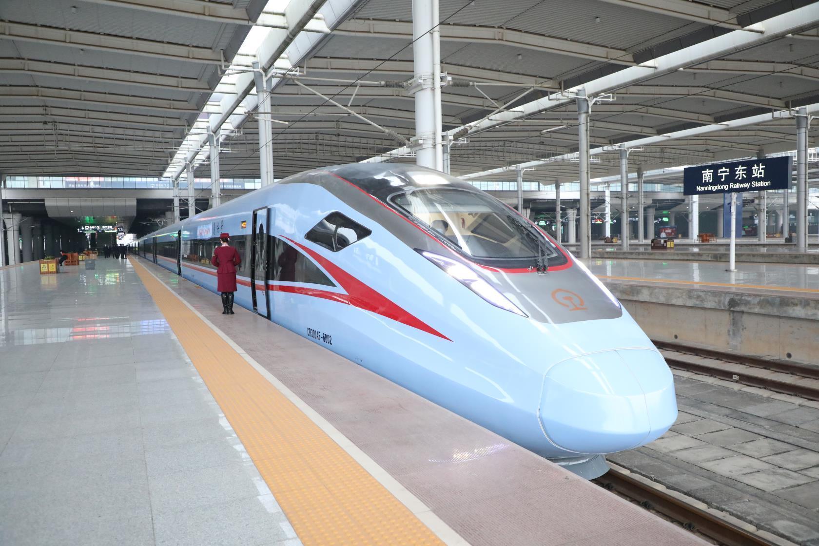 cr300af型复兴号动车组整装待发.邢星 摄