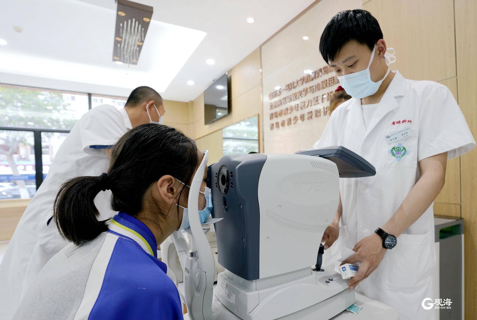 验光师为学生检查视力情况.宋新华摄