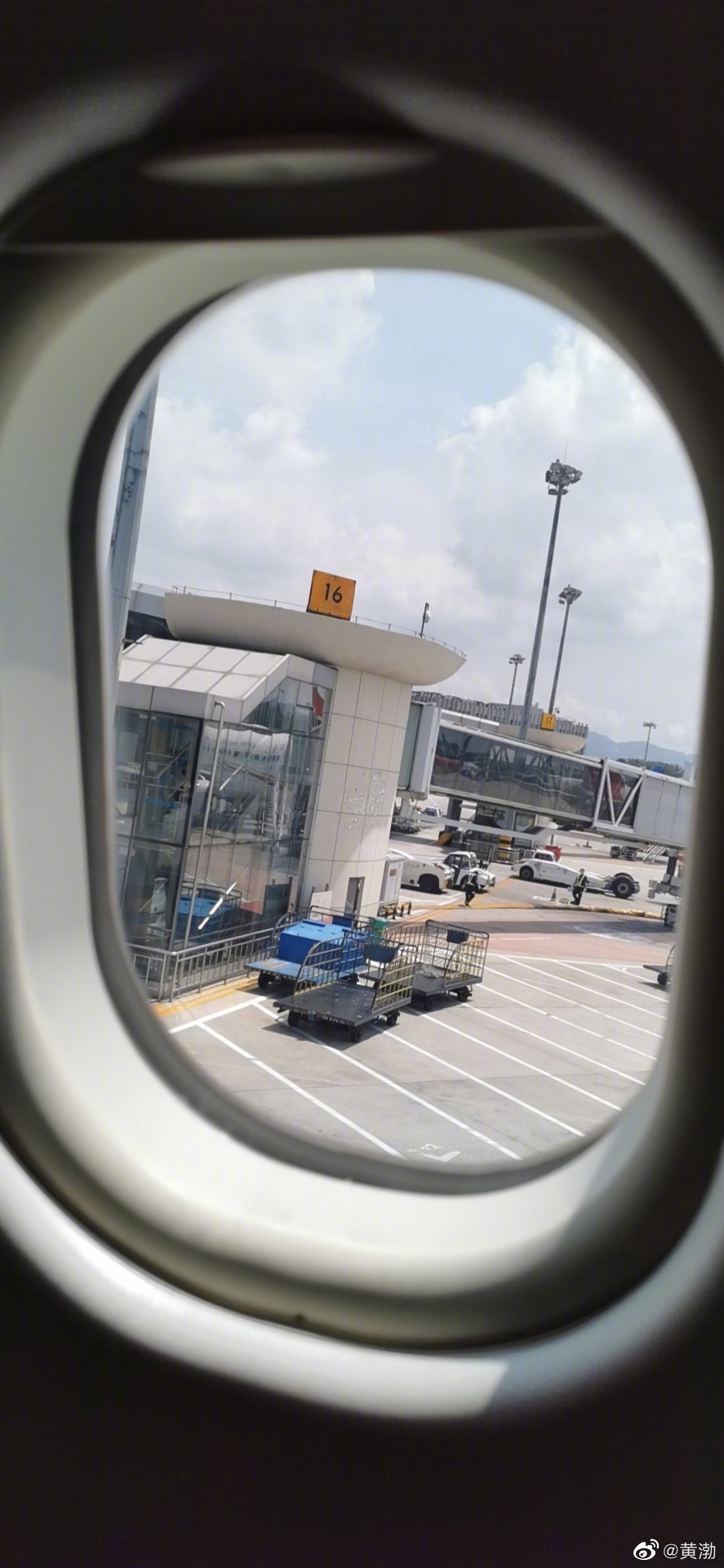 黄渤晒机场自拍照:大概是最后一次从青岛流亭机场出发了