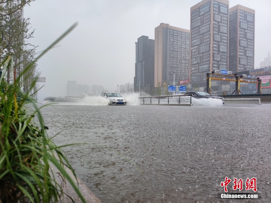 8月22日,河南省郑州市气象台发布暴雨红色预警信号.