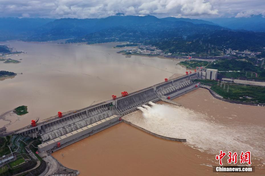 三峡水库加大下泄流量 开启三孔泄洪