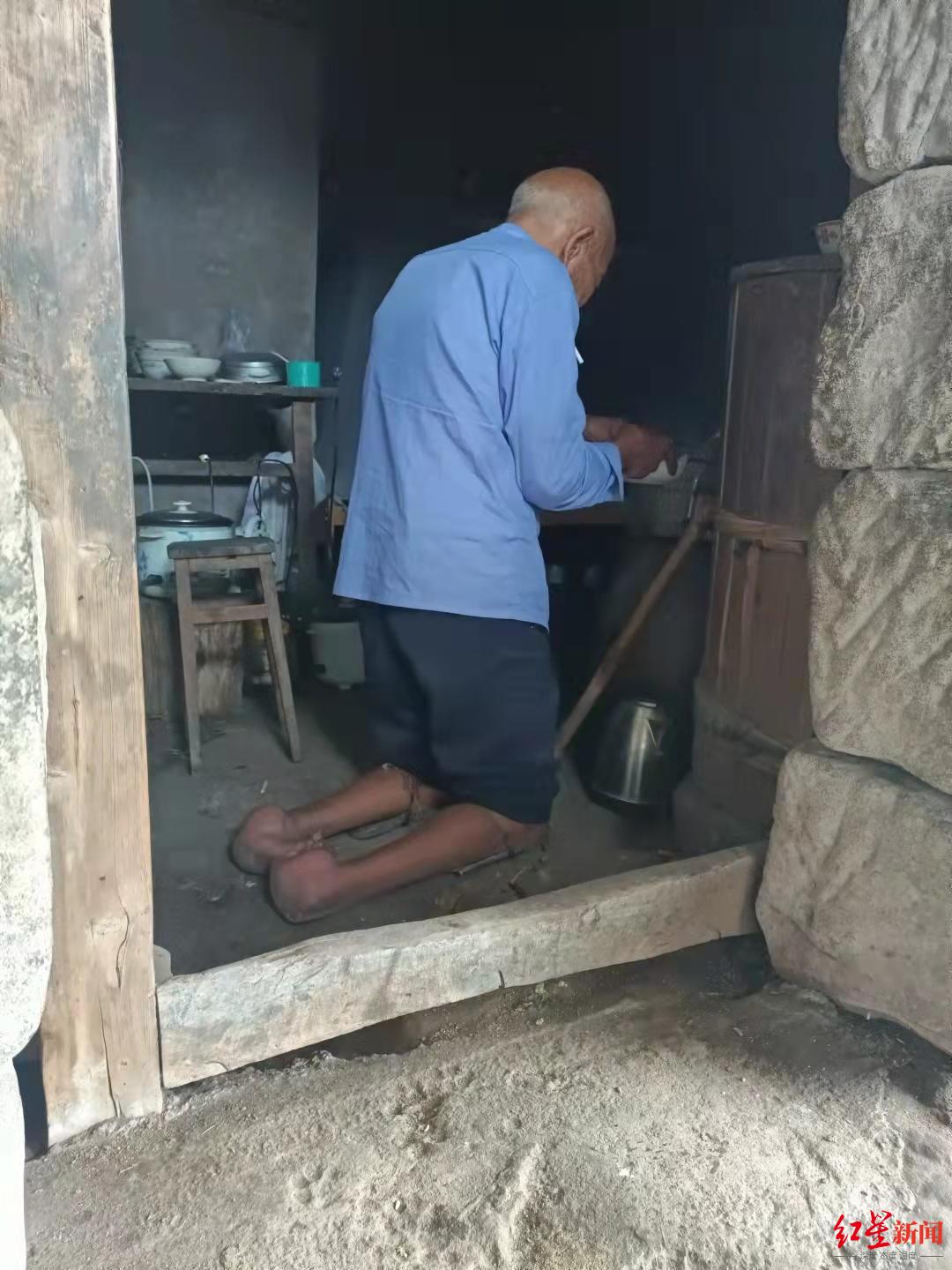 八旬老人街头跪地行走让网友泪目 目前独自生活