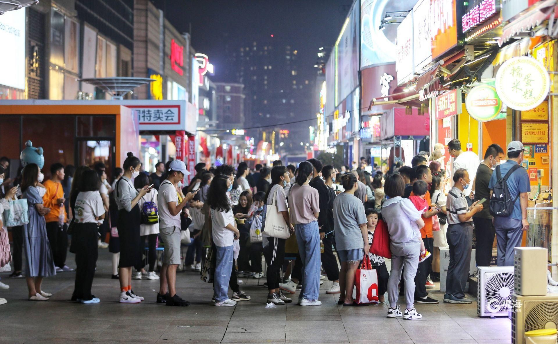 假期首日台东步行街人头攒动