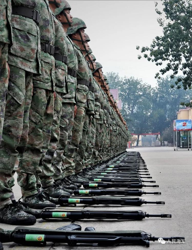 复制粘贴！千名新兵参加授枪仪式 太震撼了 - 青岛新闻网