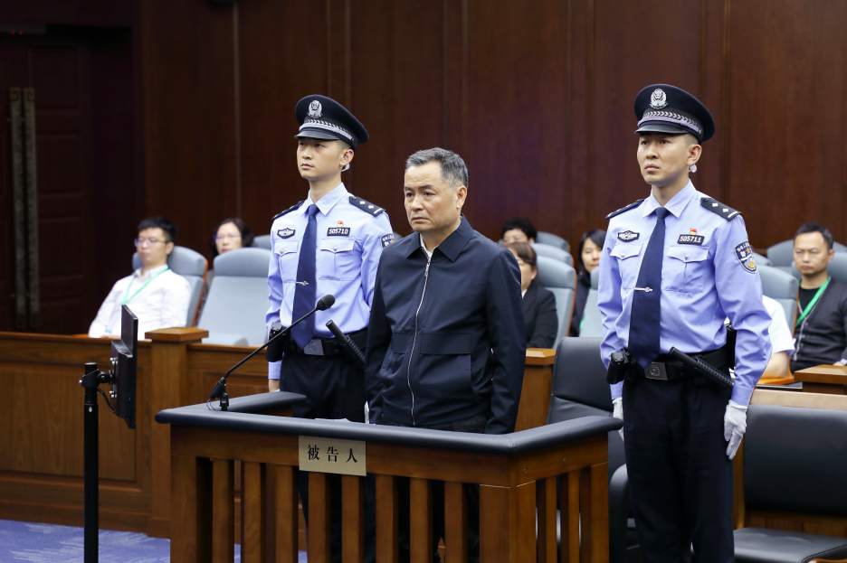 被告人焦小平利用担任财政部办公厅部长办公室副处长级秘书,财政部