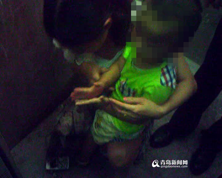 电梯门感应突失灵 2岁男童手掌被夹伤