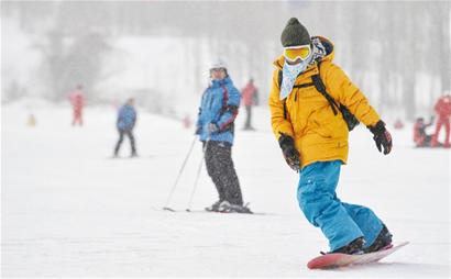 青岛周边兴起八大滑雪场 暖冬造雪成本翻番