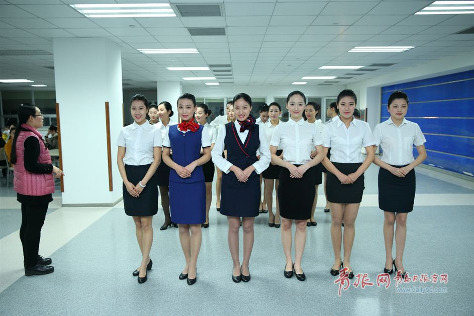 俊男靓女参加青岛航空空乘复试