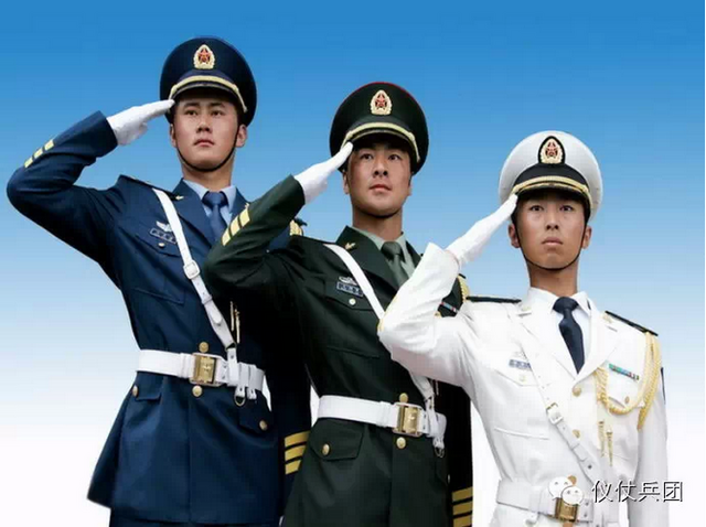 山东小伙亮相红场阅兵 担任三军仪仗队护旗手