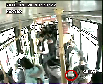 青岛一年轻女子公交车上乞讨 乘务员称报警才收手