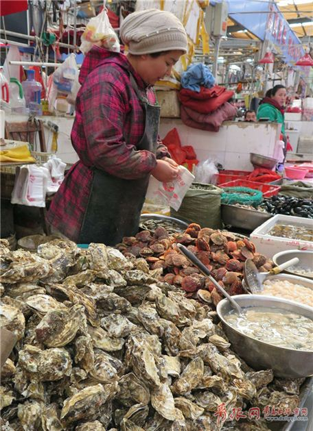 青岛初春海鲜市场：本地小海鲜独当一面