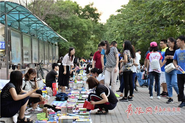 实拍青岛高校跳蚤市场：物品琳琅满目如批发市场