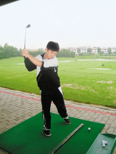 深圳中小学开设高尔夫球课 称培养学生贵族气质