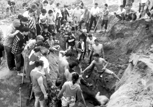 河南村落现铜钱上百人抢挖 有人1天挖10斤