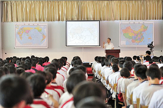 温家宝在河北一中学与学生跳大绳讲地理